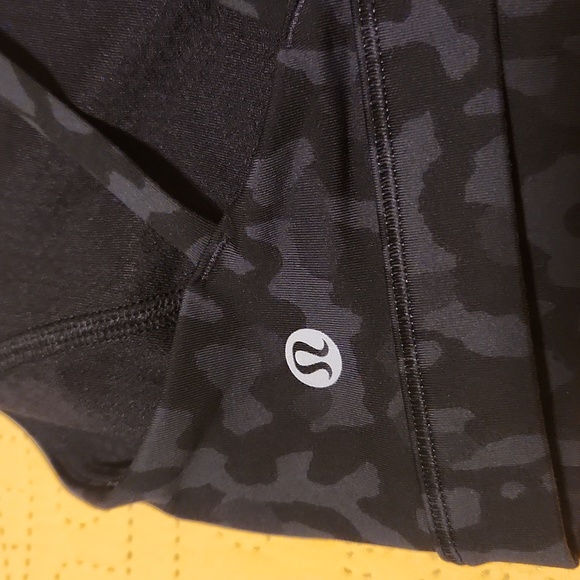 Lululemon Free To Be Serene Bra Formation Camo Deep Coal Multi SIZE: 6 - Picture 6 of 8